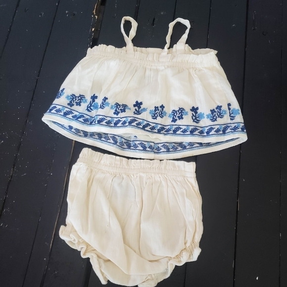 Old Navy NWOT Baby Girl 0-3 Months Two Piece Outfit Ivory Blue Embroidery Boho - Picture 3 of 5